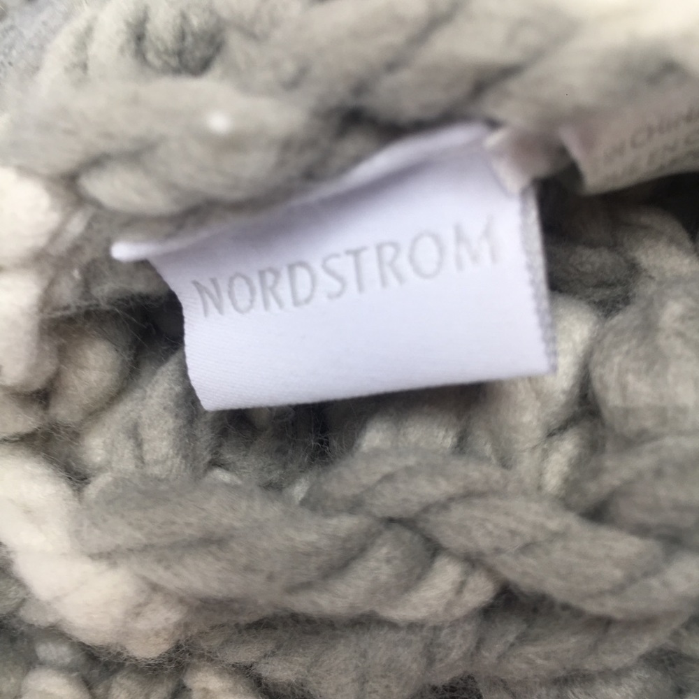 NWT Nordstrom’s Hand Knit Throw! - Picture 3 of 5